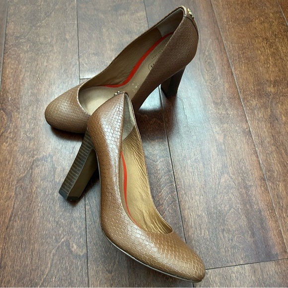 Coach Brown Snakeskin Textured Women's Pumps, Size 6 - Picture 2 of 16